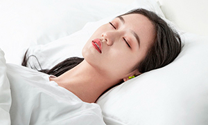 伴侣打鼾，或者集体宿舍有人夜聊