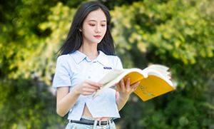 为了更好地集中注意力，用耳塞学习